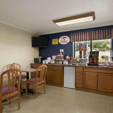 Super 8 By Wyndham Saginaw Motel Ngoại thất bức ảnh
