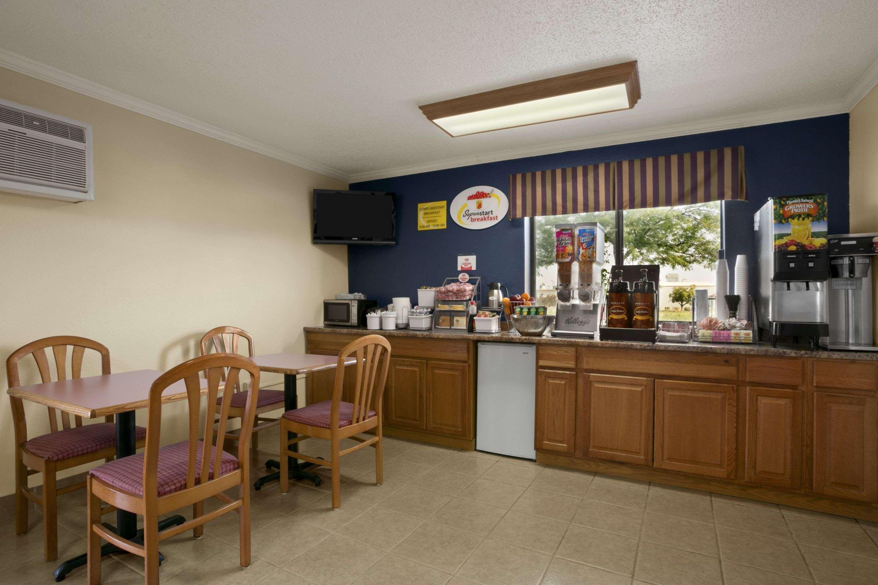 Super 8 By Wyndham Saginaw Motel Ngoại thất bức ảnh