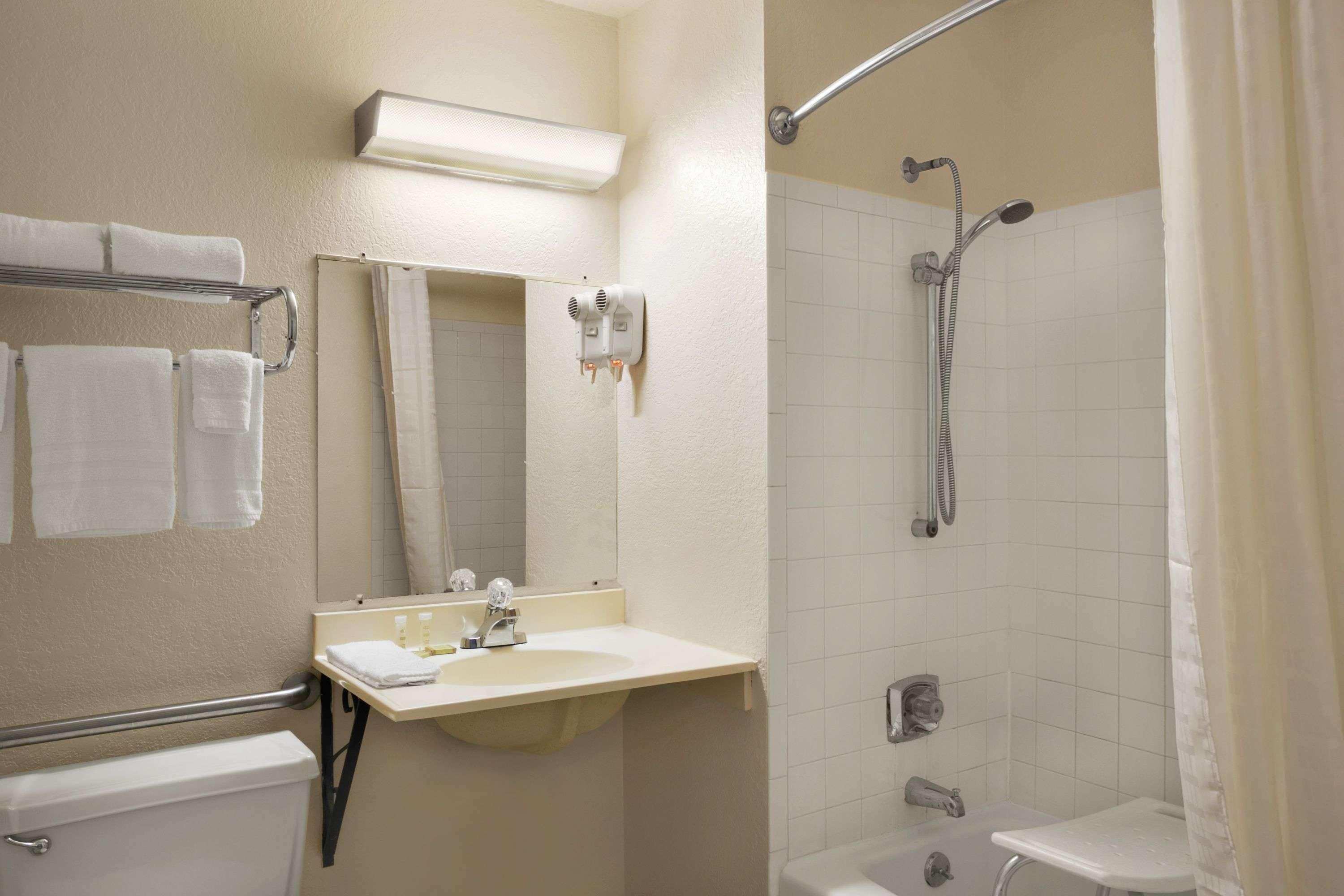 Super 8 By Wyndham Saginaw Motel Ngoại thất bức ảnh