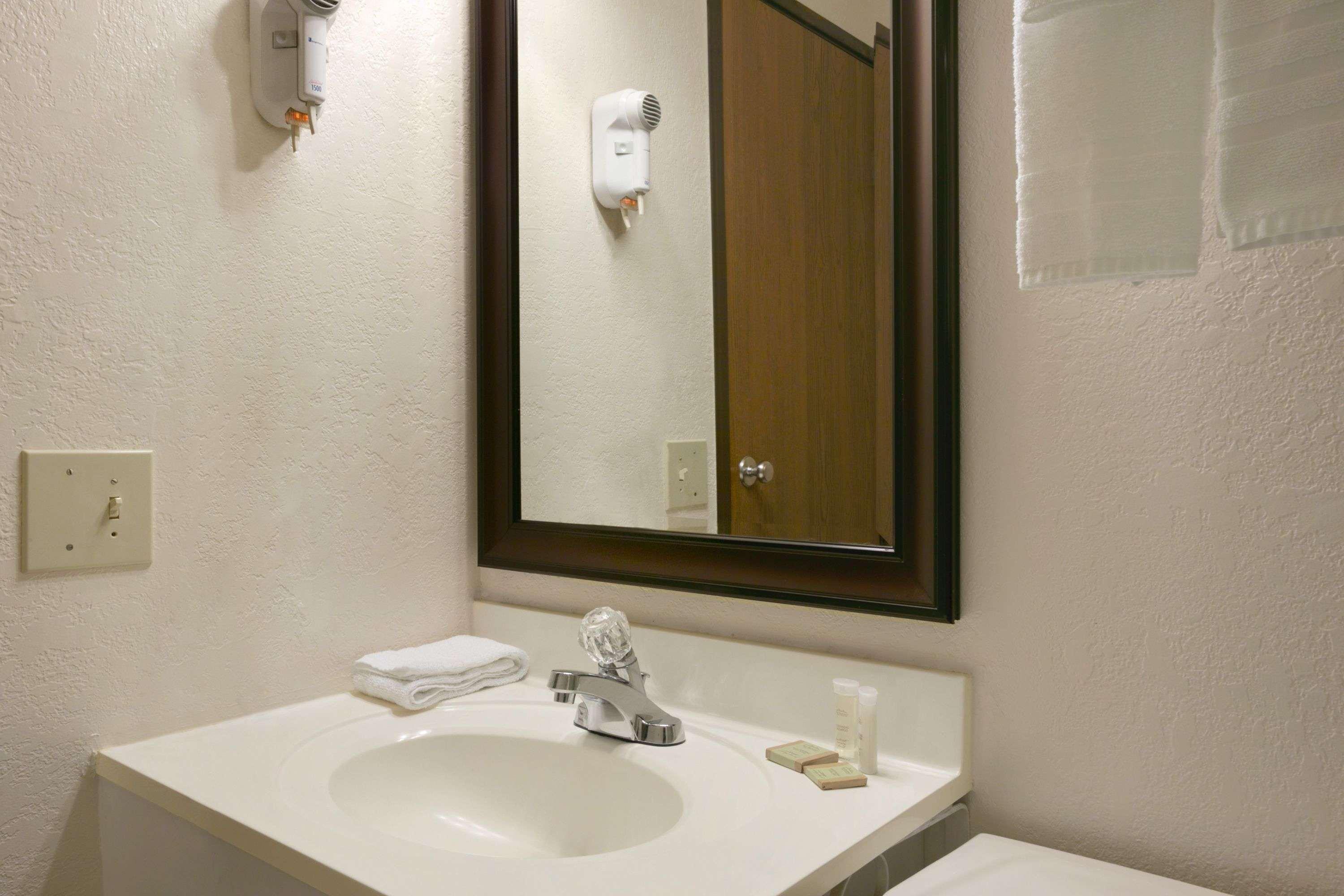 Super 8 By Wyndham Saginaw Motel Ngoại thất bức ảnh